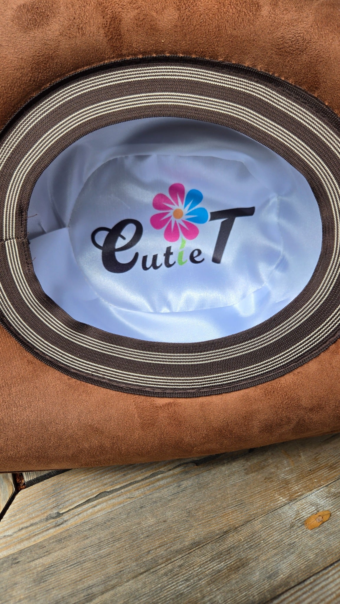Cutie T hat inner lining logo detail