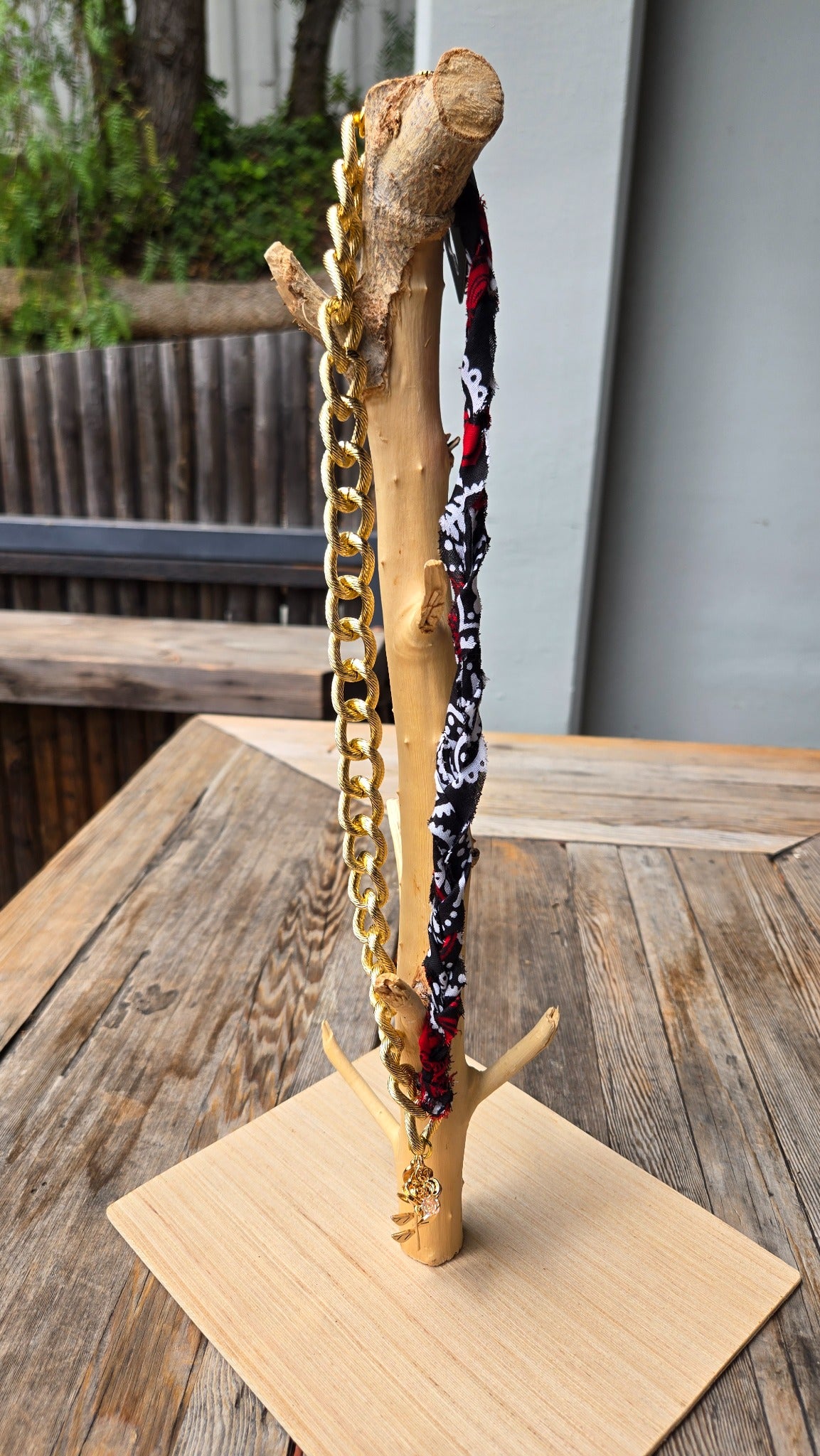 Red and black gold chain accessory with flower pendant